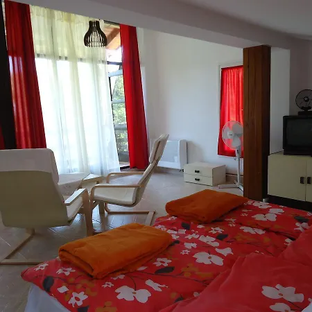 Boglarka Apartman * Balatonszarszo